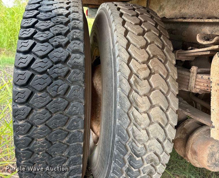 image for item EQ2057 1984 International  1754 flatbed truck