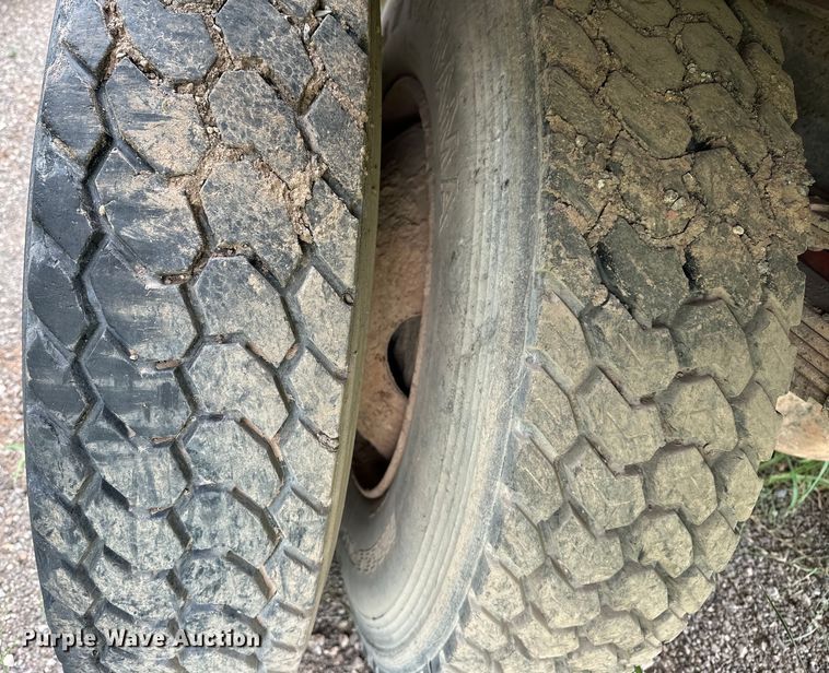 image for item EQ2057 1984 International  1754 flatbed truck