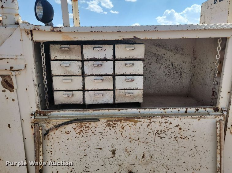 image for item HI9830 1996 International 4300 utility / service truck