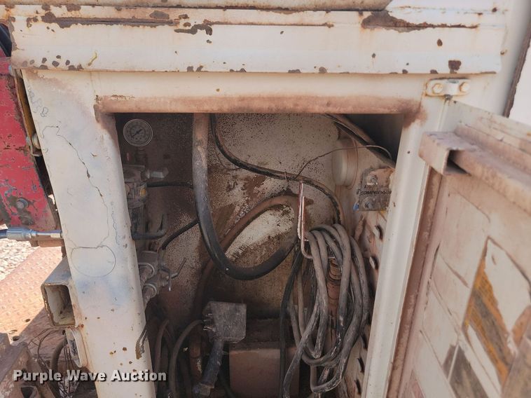 image for item HI9830 1996 International 4300 utility / service truck