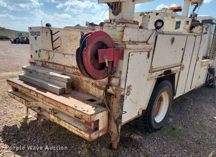 image for item HI9830 1996 International 4300 utility / service truck