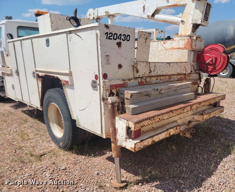 image for item HI9830 1996 International 4300 utility / service truck