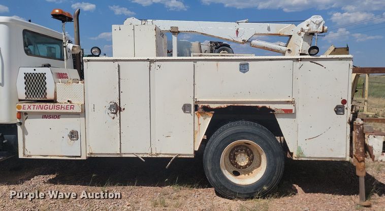 image for item HI9830 1996 International 4300 utility / service truck