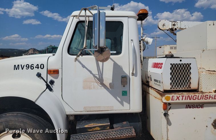 image for item HI9830 1996 International 4300 utility / service truck