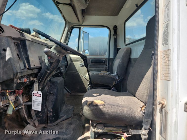 image for item HI9830 1996 International 4300 utility / service truck