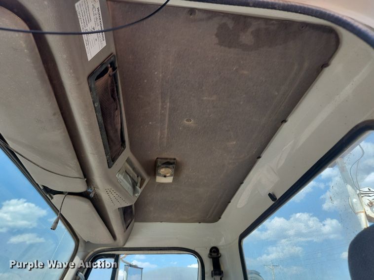 image for item HI9830 1996 International 4300 utility / service truck