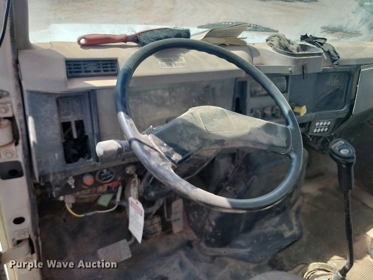 image for item HI9830 1996 International 4300 utility / service truck