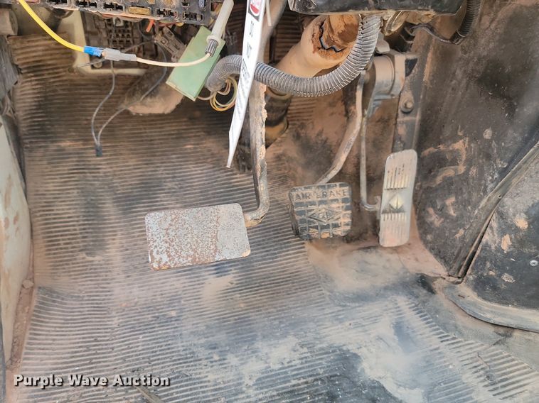 image for item HI9830 1996 International 4300 utility / service truck