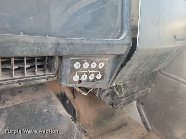 image for item HI9830 1996 International 4300 utility / service truck