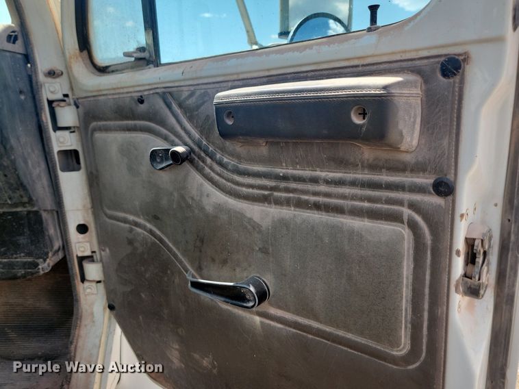 image for item HI9830 1996 International 4300 utility / service truck