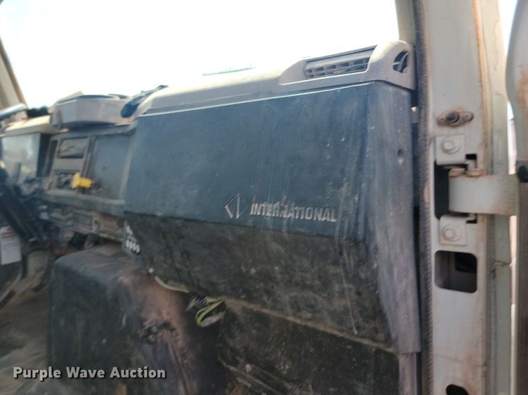 image for item HI9830 1996 International 4300 utility / service truck