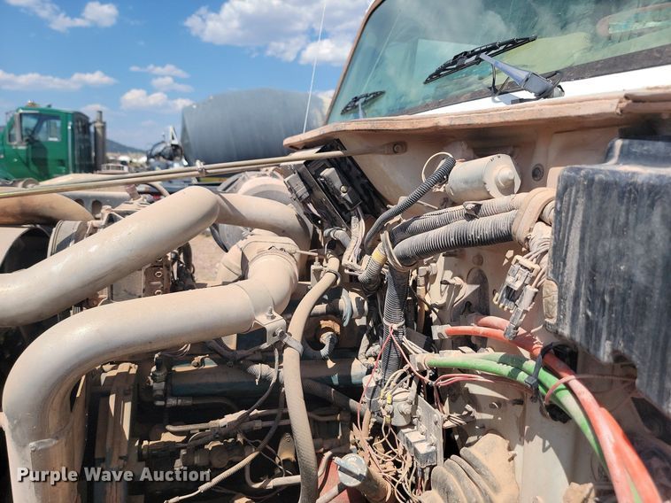 image for item HI9830 1996 International 4300 utility / service truck