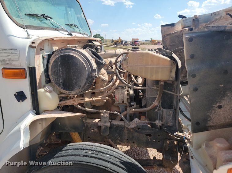 image for item HI9830 1996 International 4300 utility / service truck