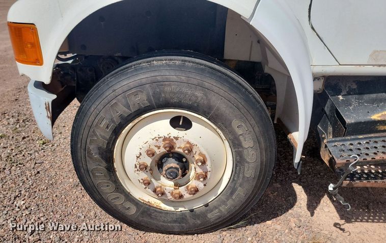 image for item HI9830 1996 International 4300 utility / service truck