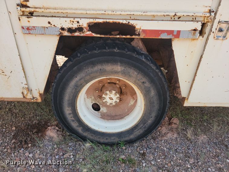 image for item HI9830 1996 International 4300 utility / service truck