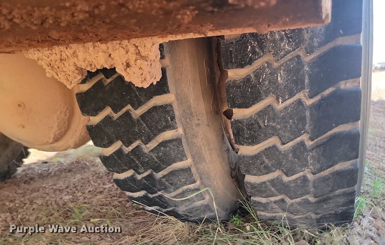 image for item HI9830 1996 International 4300 utility / service truck