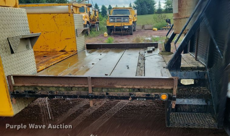 image for item KA9860 1983 International Harvester S Series 1754 utility / service truck