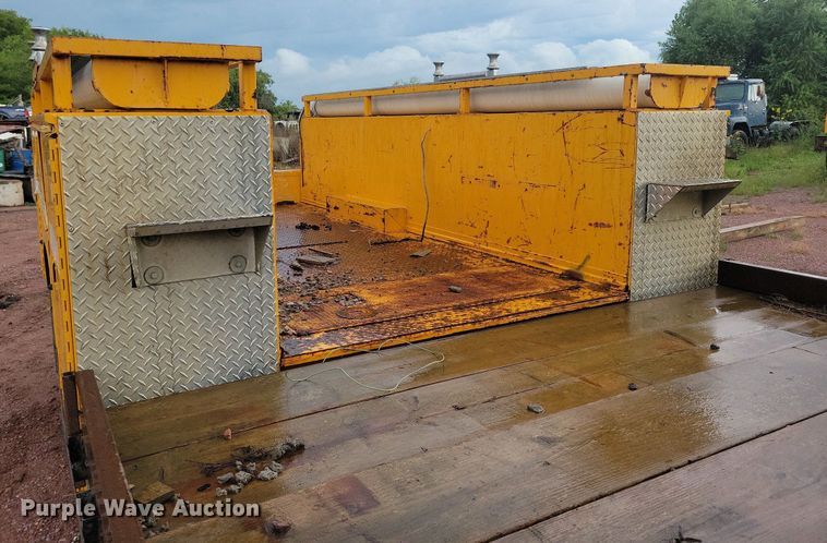 image for item KA9860 1983 International Harvester S Series 1754 utility / service truck