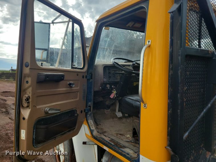 image for item KA9860 1983 International Harvester S Series 1754 utility / service truck