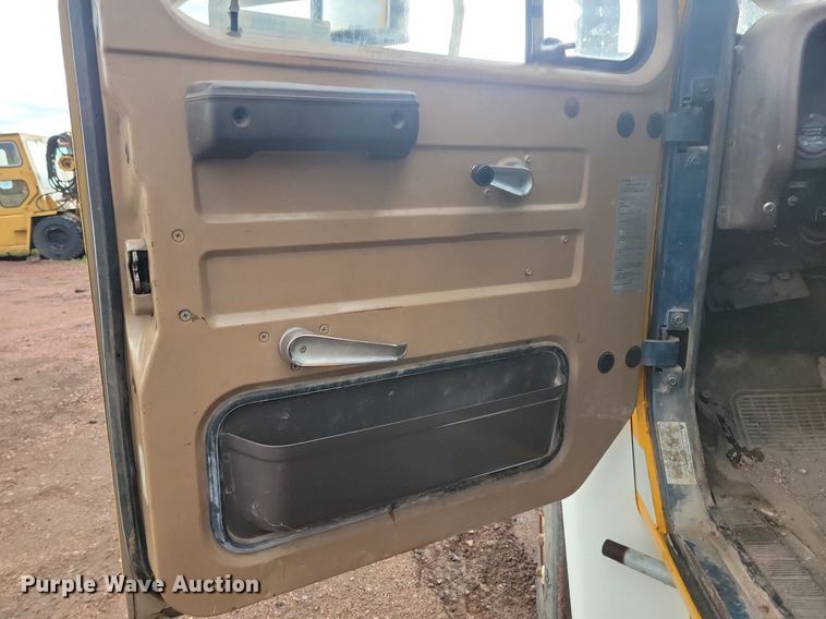 image for item KA9860 1983 International Harvester S Series 1754 utility / service truck