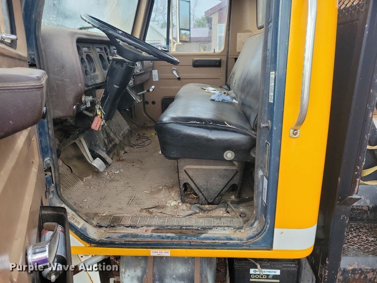 image for item KA9860 1983 International Harvester S Series 1754 utility / service truck