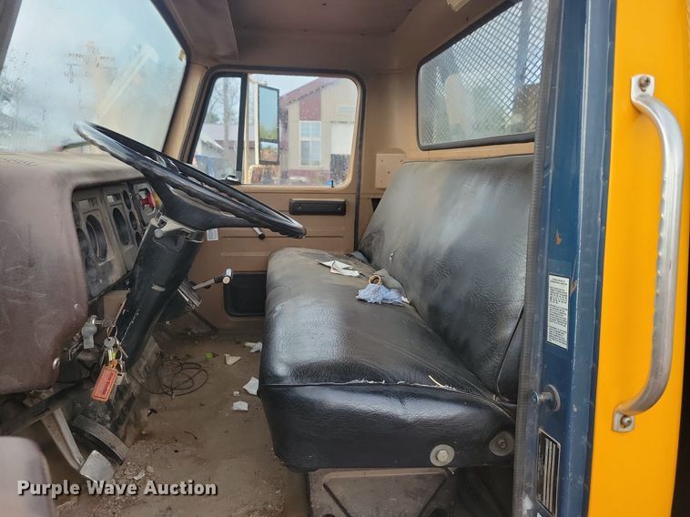 image for item KA9860 1983 International Harvester S Series 1754 utility / service truck