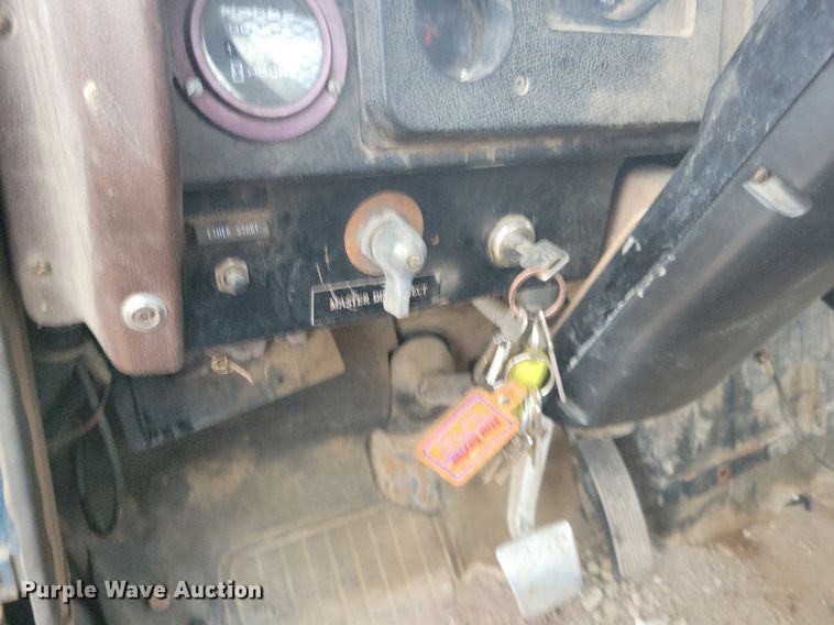 image for item KA9860 1983 International Harvester S Series 1754 utility / service truck