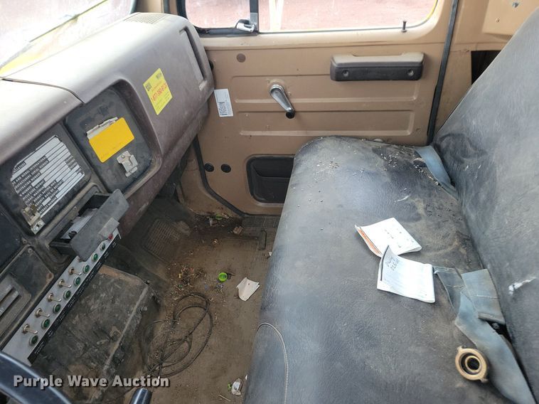 image for item KA9860 1983 International Harvester S Series 1754 utility / service truck