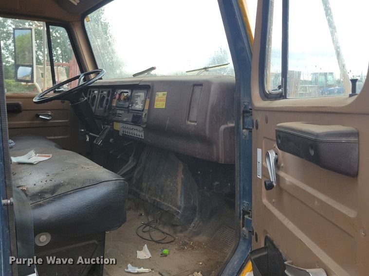 image for item KA9860 1983 International Harvester S Series 1754 utility / service truck