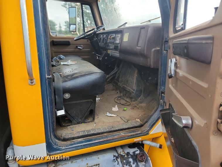 image for item KA9860 1983 International Harvester S Series 1754 utility / service truck