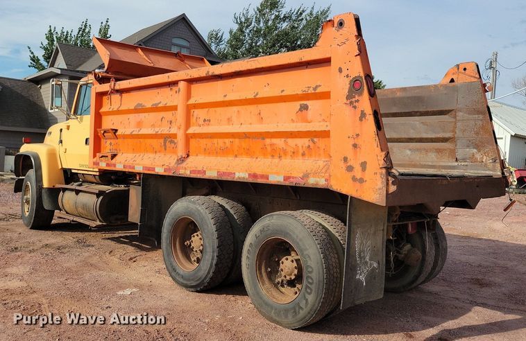 image for item KA9862 1994 Ford L8000 dump truck