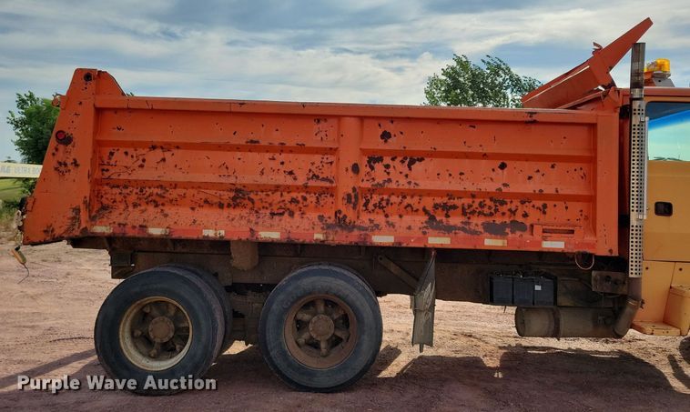 image for item KA9862 1994 Ford L8000 dump truck