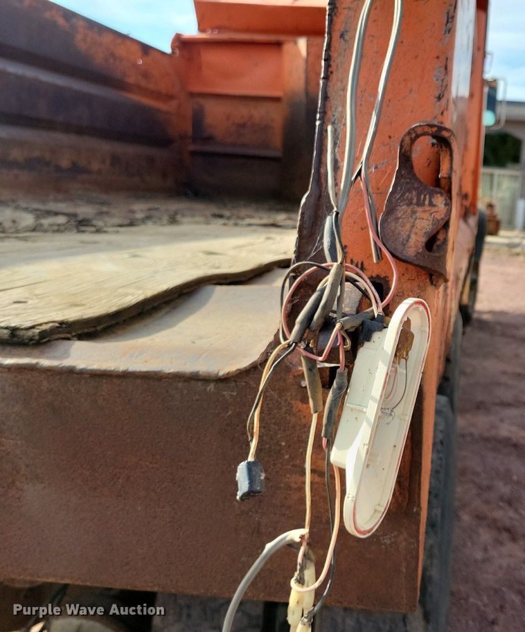 image for item KA9862 1994 Ford L8000 dump truck