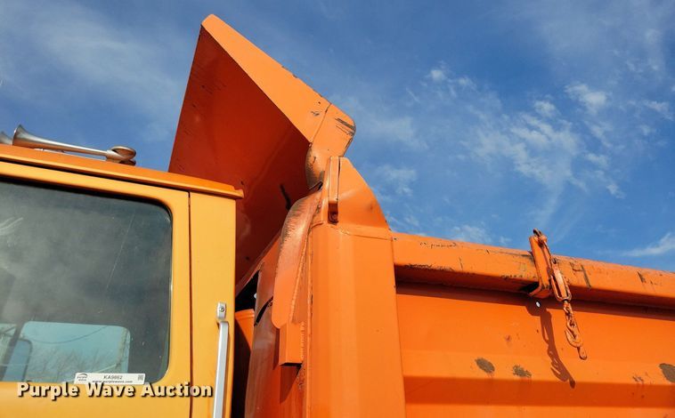 image for item KA9862 1994 Ford L8000 dump truck