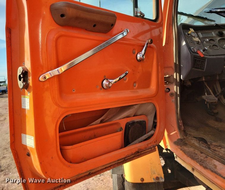 image for item KA9862 1994 Ford L8000 dump truck
