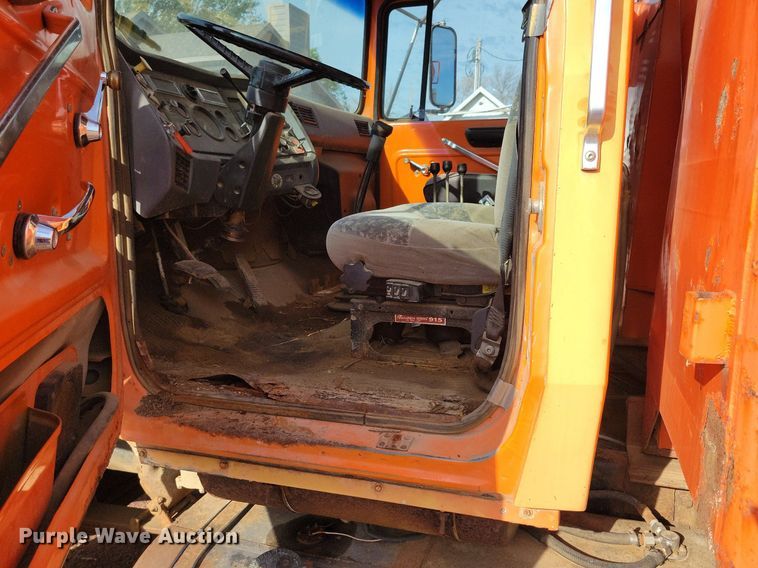 image for item KA9862 1994 Ford L8000 dump truck