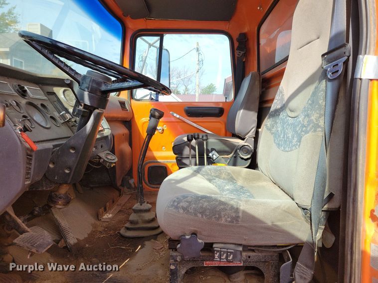 image for item KA9862 1994 Ford L8000 dump truck