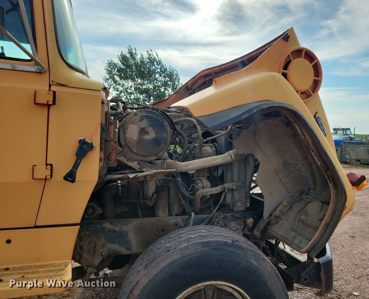 image for item KA9862 1994 Ford L8000 dump truck