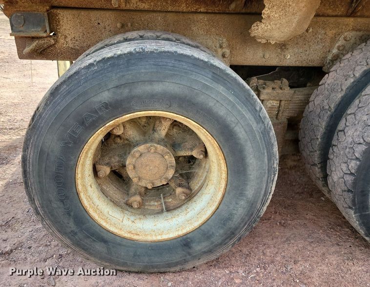 image for item KA9862 1994 Ford L8000 dump truck