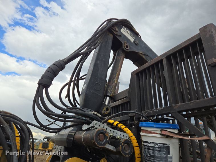 image for item LG9014 2001 Caterpillar 574 forwarder