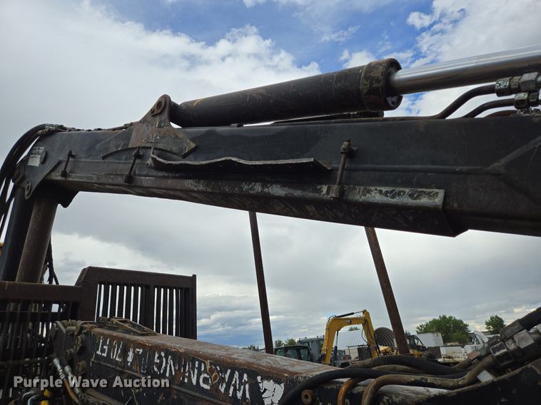 image for item LG9014 2001 Caterpillar 574 forwarder