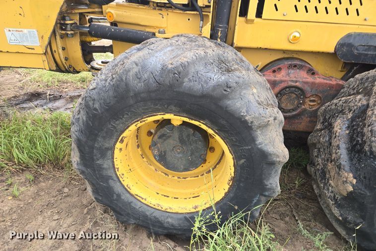 image for item LG9014 2001 Caterpillar 574 forwarder