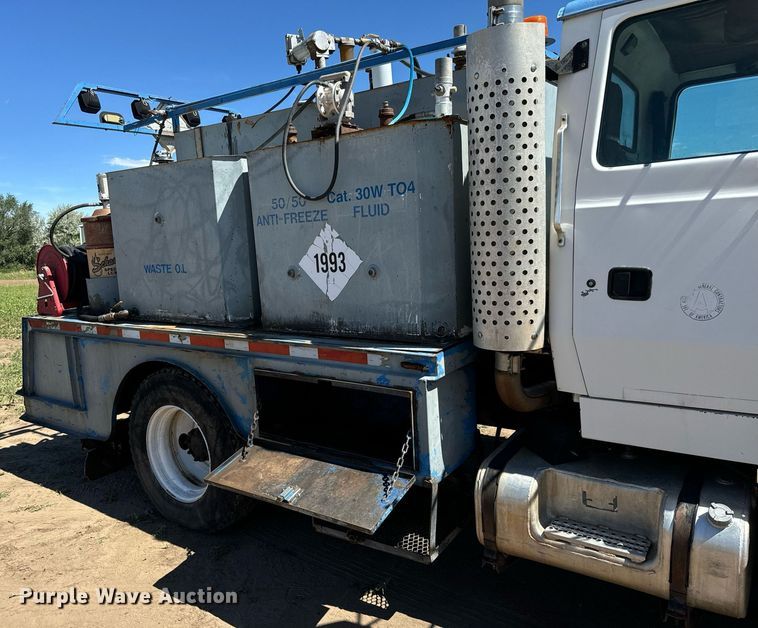 image for item LG9018 1995 Ford Aeromax L9000 fuel / lube truck