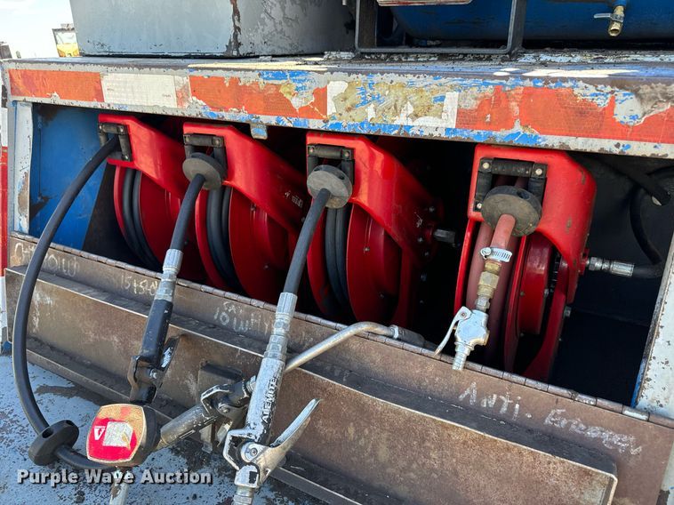 image for item LG9018 1995 Ford Aeromax L9000 fuel / lube truck