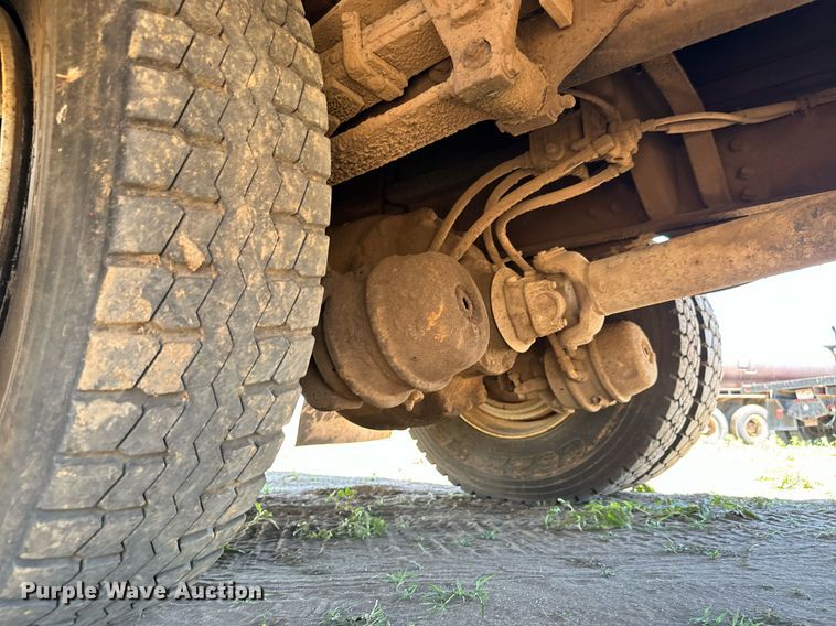 image for item LG9018 1995 Ford Aeromax L9000 fuel / lube truck