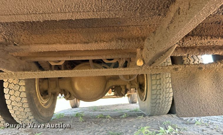 image for item LG9018 1995 Ford Aeromax L9000 fuel / lube truck