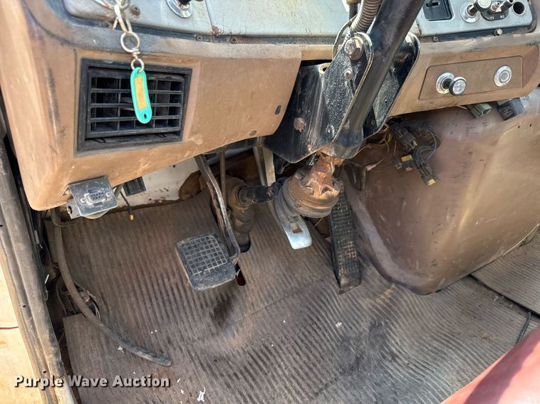 image for item LG9018 1995 Ford Aeromax L9000 fuel / lube truck