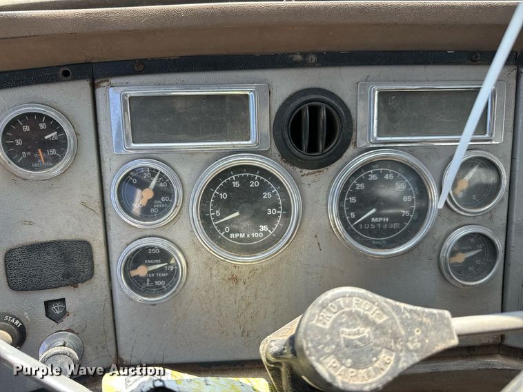 image for item LG9018 1995 Ford Aeromax L9000 fuel / lube truck