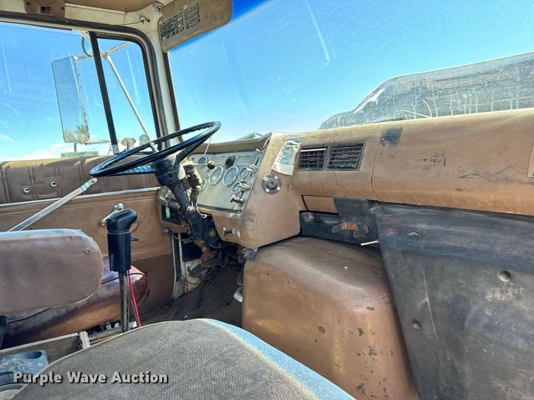 image for item LG9018 1995 Ford Aeromax L9000 fuel / lube truck