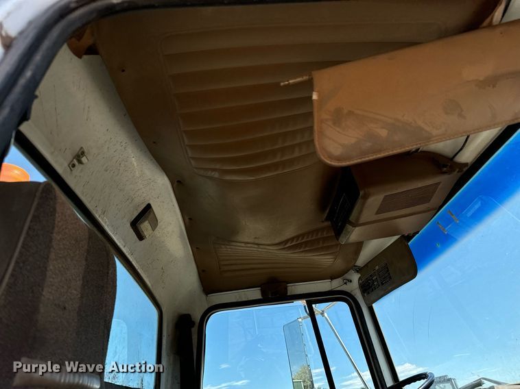 image for item LG9018 1995 Ford Aeromax L9000 fuel / lube truck